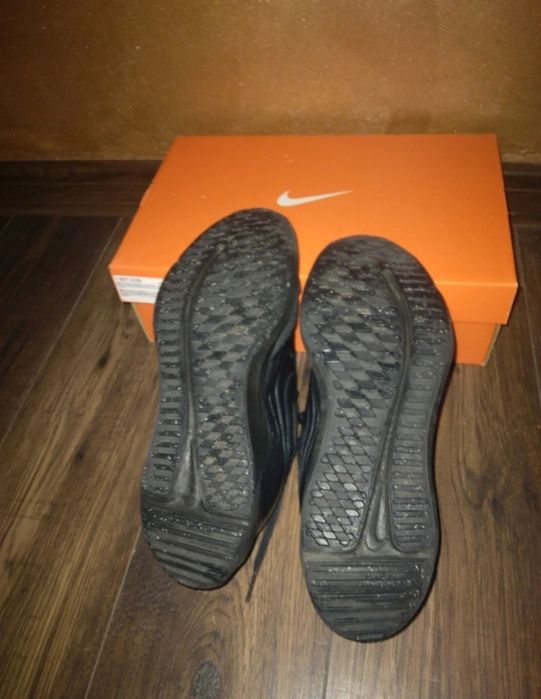 Vând adidași Nike Cosmic Runner.