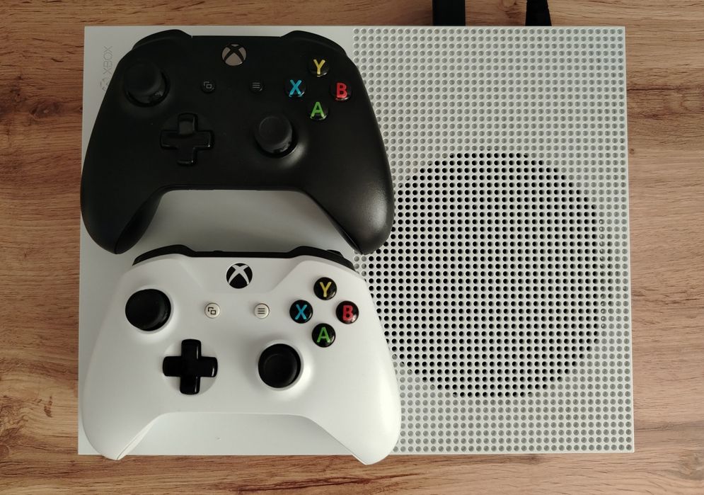 Xbox one s FC 25 UFC 4