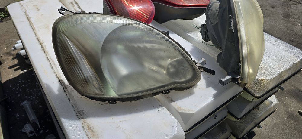Фарове за Toyota Yaris 2000г