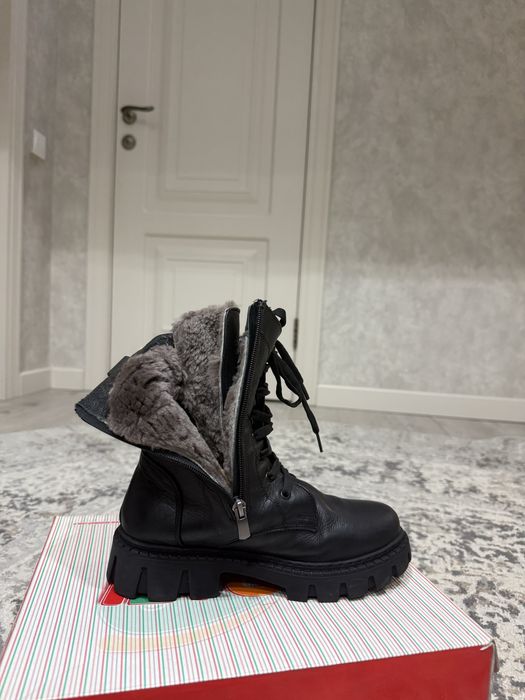 Продам зимние детсике ботинки