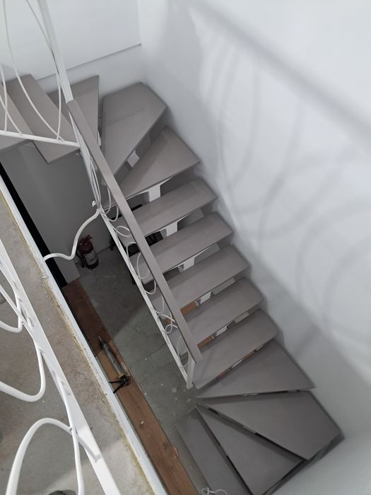 Scări metalice interioare cu trepte din lemn masiv