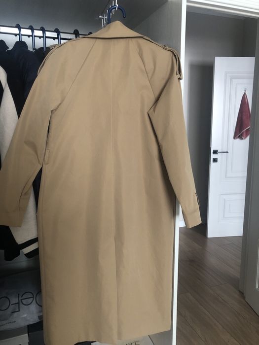 Бежевый плащ.