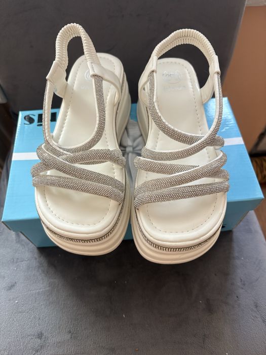 Бели сандали с блестящи елементи