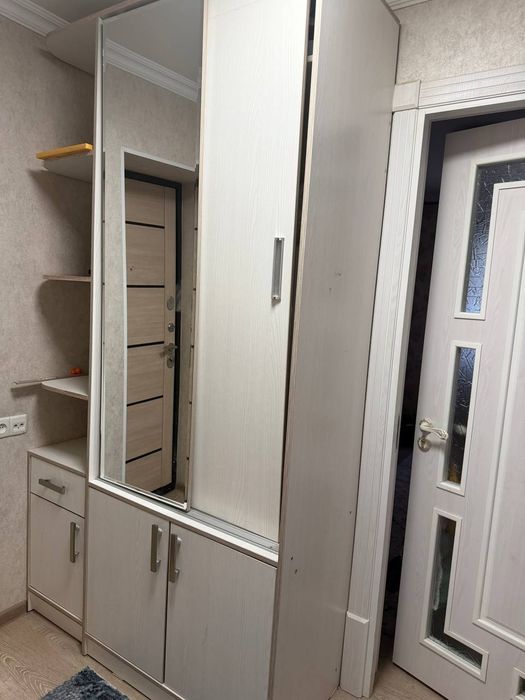 Шкаф для прихожей с зеркалом