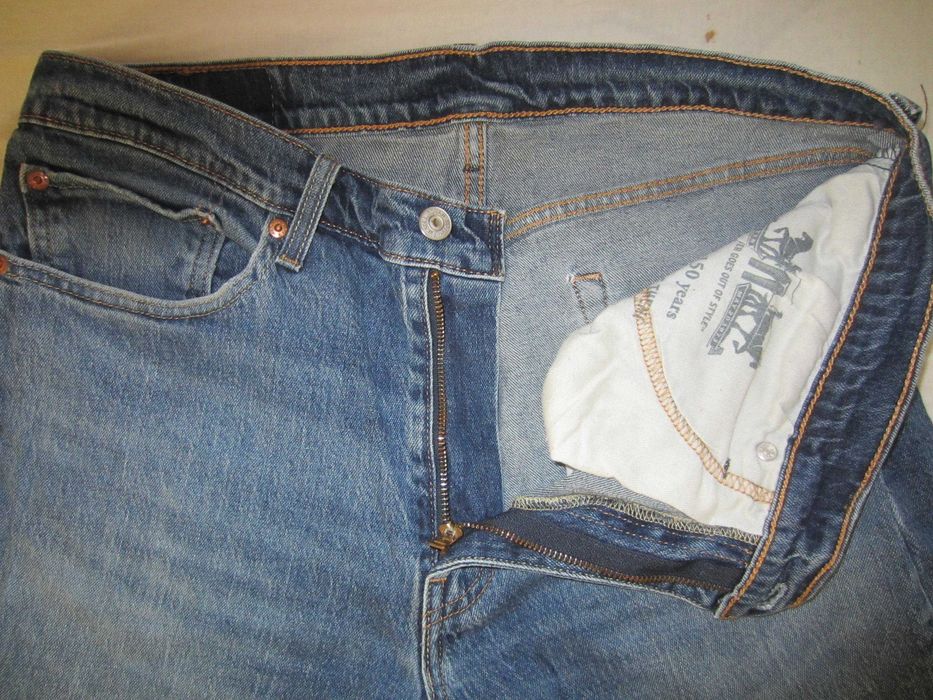 Blugi Levis 511, masura W34 L32,Talie =86cm, Lungime=104cm, croiala dreapta fermoar, 99%bumbac+1%elasthan, stare f.buna