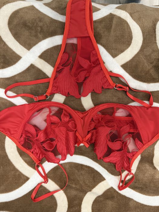 Кружевное красное белье