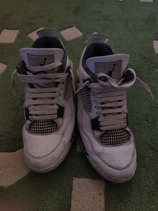 Sunt Air Jordan 4 sunt deteriorați adică au cress și unpic juliți și sunt aproape originali adică 1/1 am dat 900 de lei