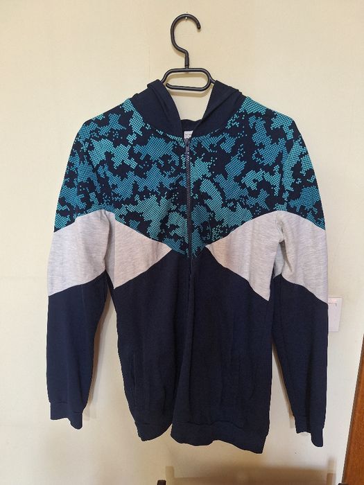 Стилен мъжки сиучер с цип и качулка Продава се СЕГА!!