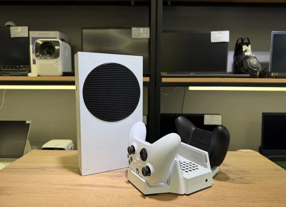 Xbox series s 512gb, док станция , подписка на 400 игр на пол года