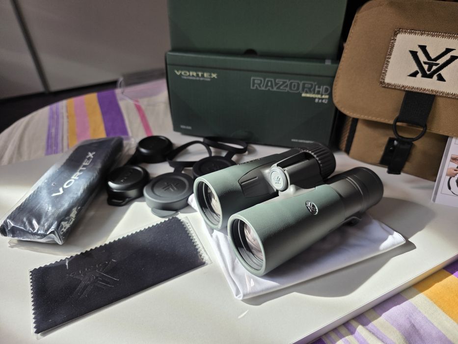 Binoclu Vortex Razor HD 8x42