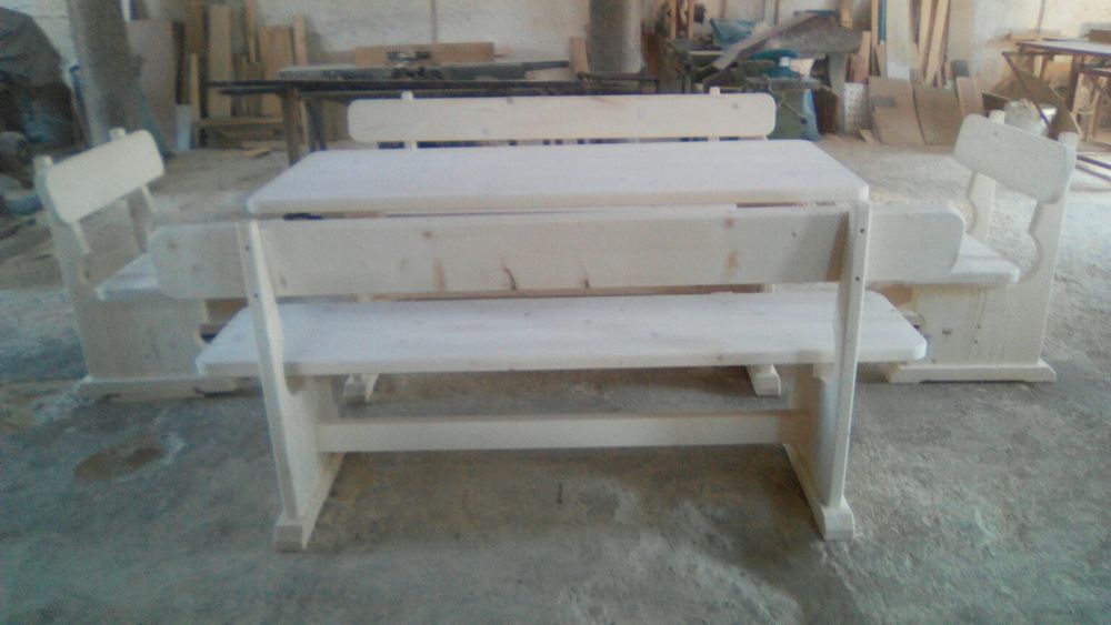 Маса с четири пейки.