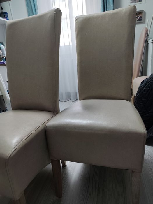 Vând masa IMPECABILĂ cu 4 scaune