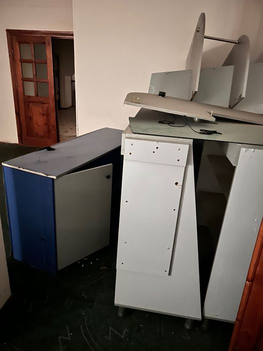 Apteka uchun yasalgan mebel, unaqa ko’p ishlatilmagan