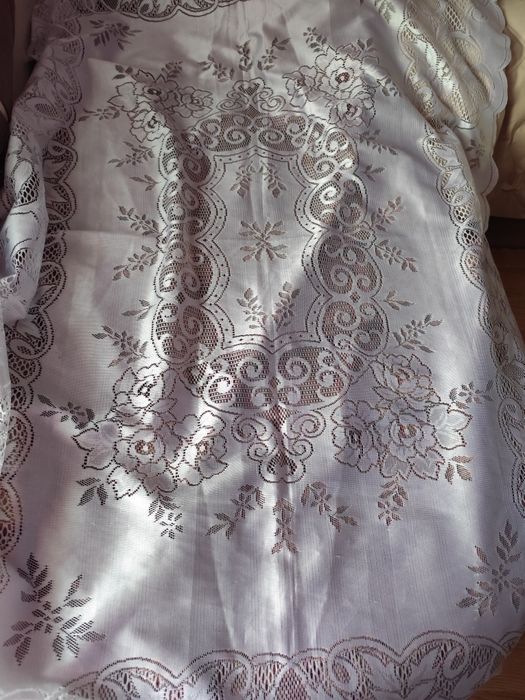 Бяла покривка с орнаменти