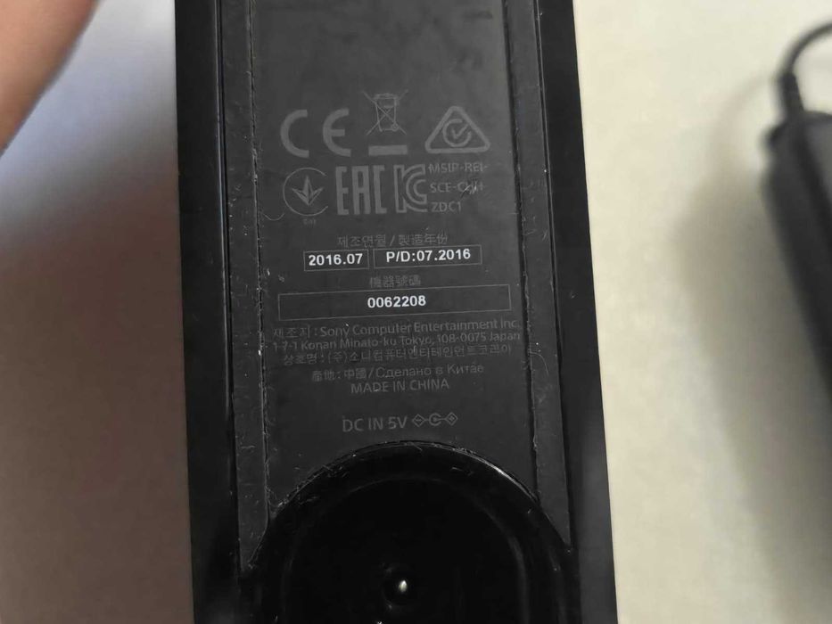 Stație de încărcare originala Sony PlayStation 4 (CUH-ZDC1), Alimentator Inclus