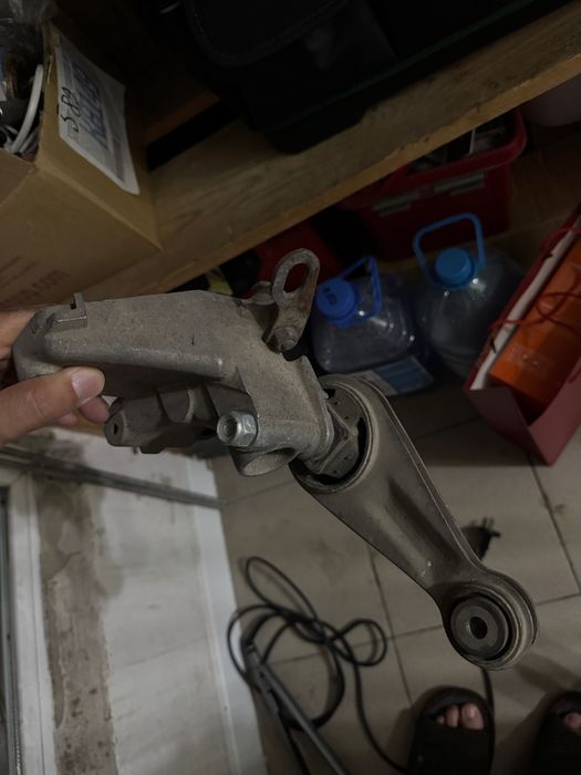 Кронштейн двигателся с подукшой верхний.