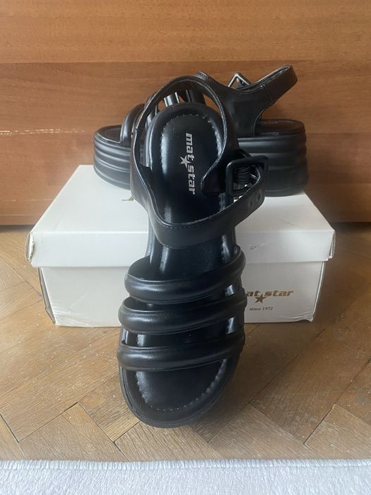 Сандали   номер  36 ,не са носени само са пронжвани