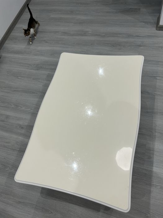 Masă de cafea din lemn masiv – model elegant, formă deosebită