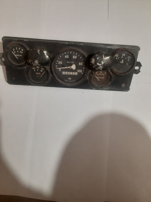 Щиток приборов для машины.