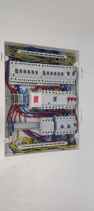 Electrician interventii rapide tablou sigurante prize lumini, etc