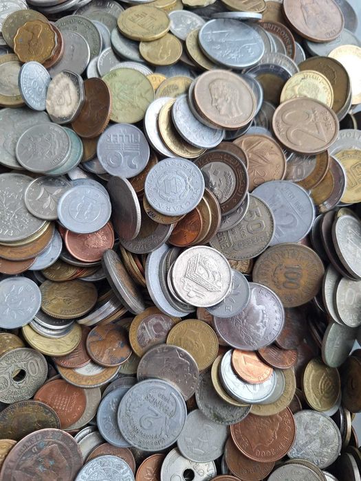 LOT 10 Kg monede straine diverse == peste 2500 bucati ==plus BONUS==