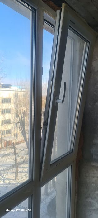 Окно витражное. Батарея чугунная