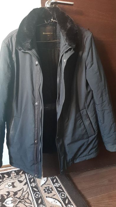 Куртка. Ийесине тар болып тур. Бир сезон кийилген.