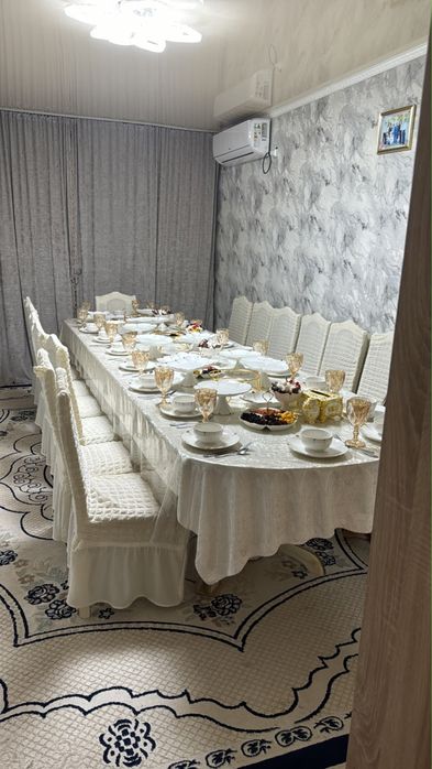Стол и стулья для гостинной