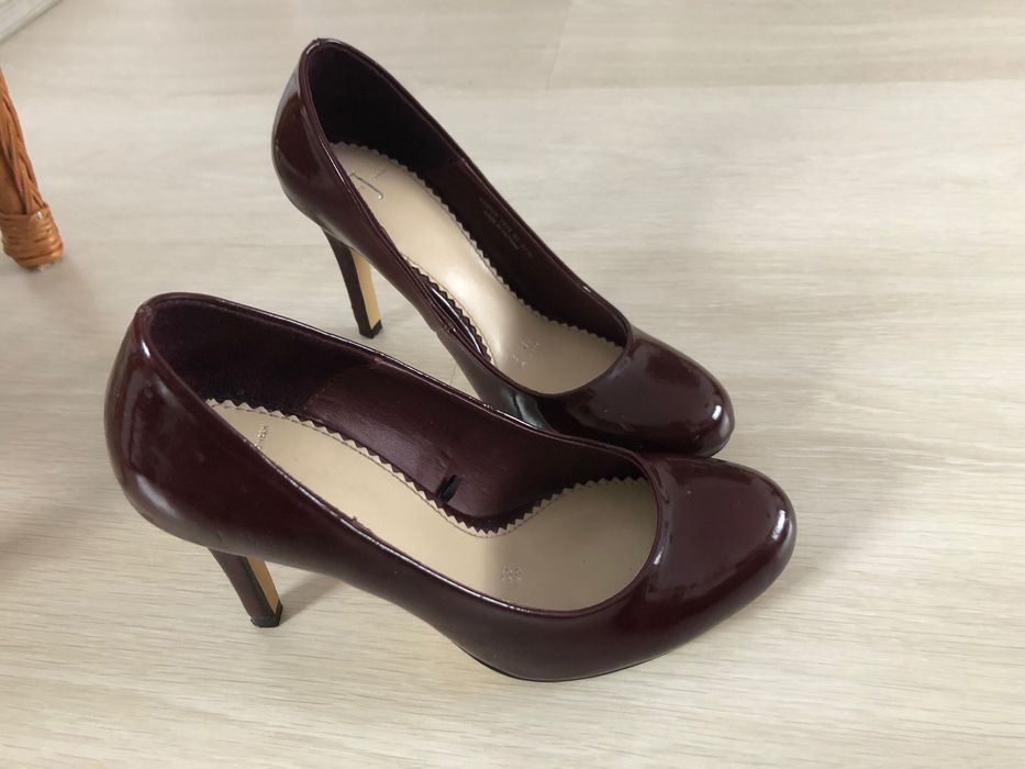 Vand pantofi cu toc
