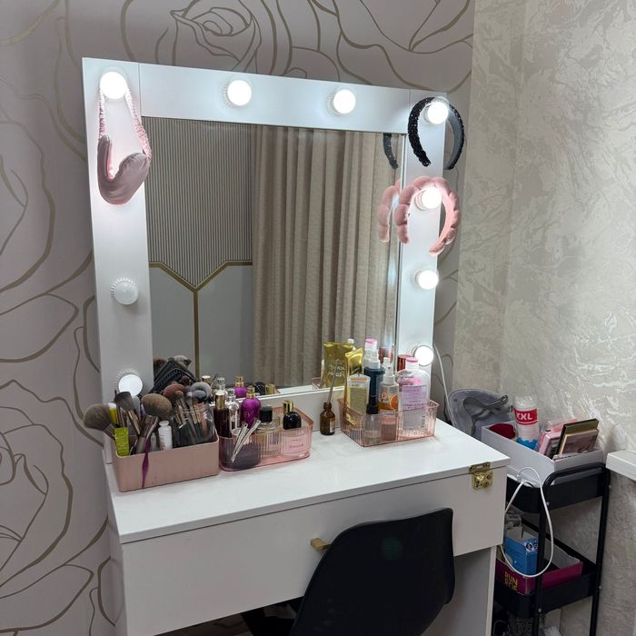 Продам столик для макияжа