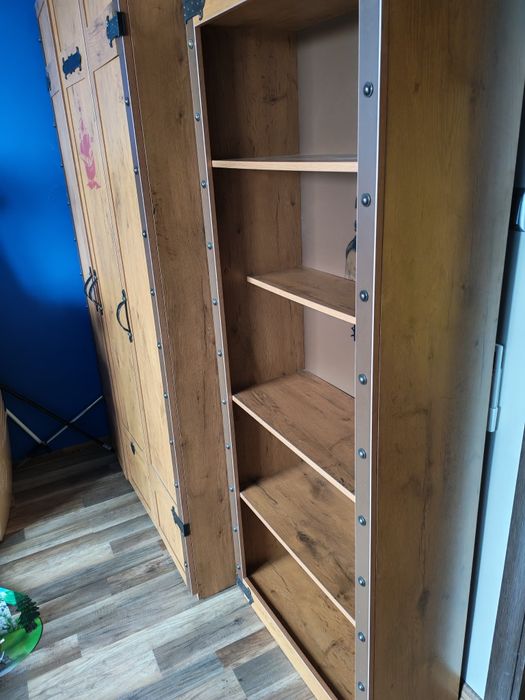 Детска библиотека с пиратски мотив