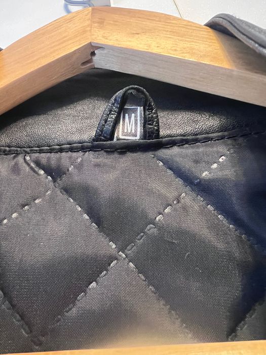 Haină de piele neagră