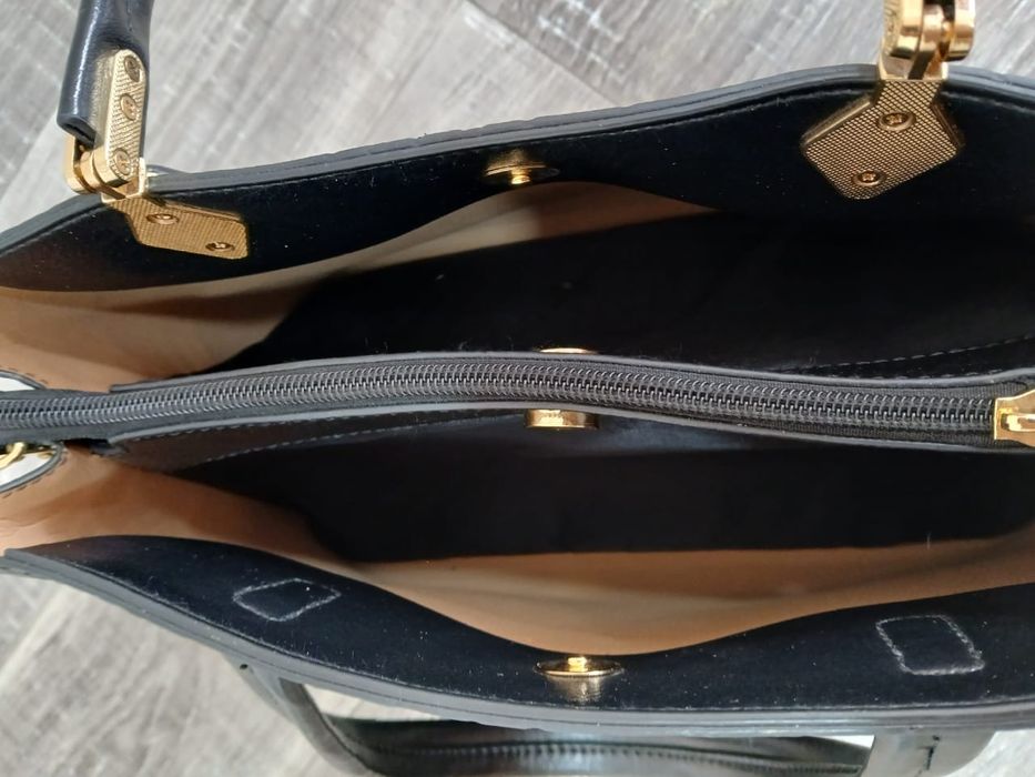 Продажа кожаной сумки черного цвета.