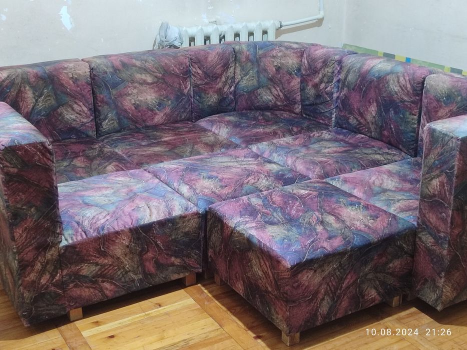 Продам диван-трансформер.
Раскладывается в кровать, также можно исполь