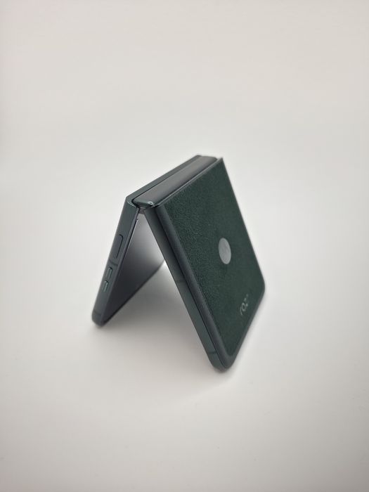 Motorola Razr 60 Ultra / Pantone Scrab Blue/Green / asigurare / DeluxGSM