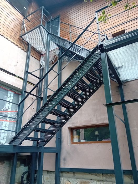 Scara metalica zincata de exterior