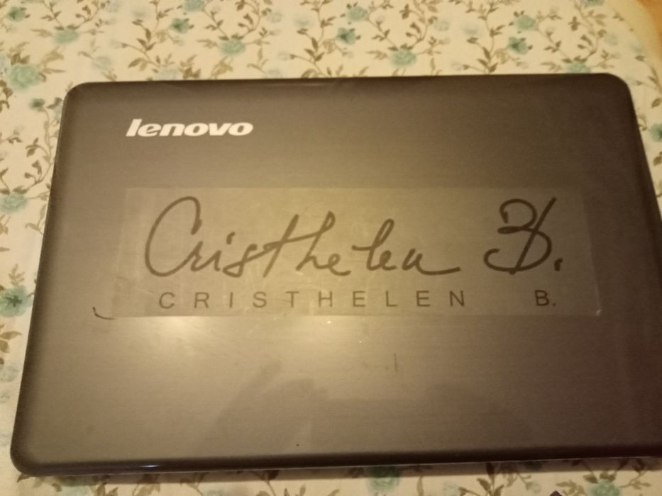 Vând laptop Lenovo semnat Cristhelen.B