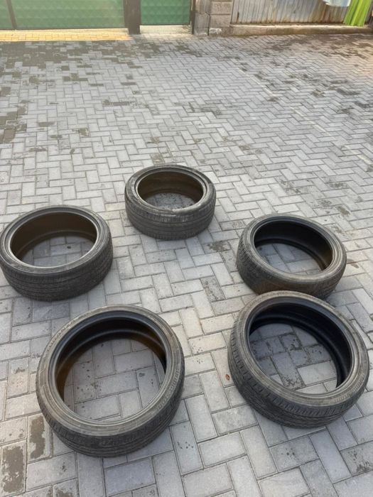 Продам комплект шин 235х35х19