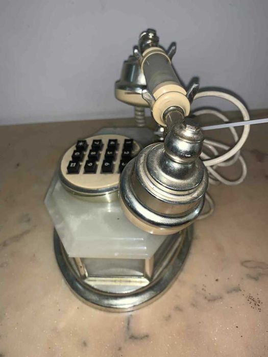 Telefon vintage cu butoane in stare de functionare