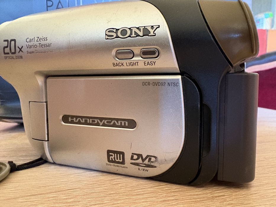 Sony Handycam DCR-DVD92 video camera – funcționează – baterie moarta