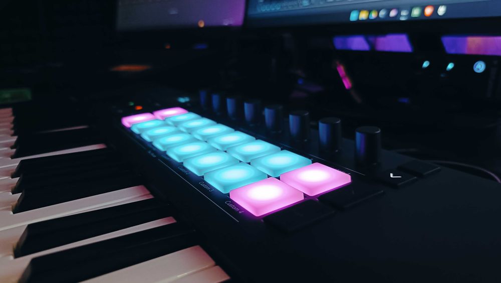 Midi клавиатура \ Midi контроллер - Novation Launchkey Mini 37 MK4