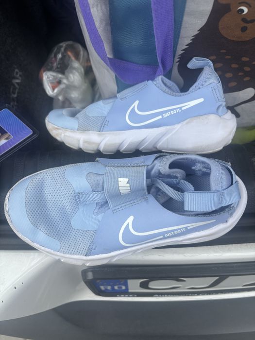 Vand adidasi nike albastru azur marimea 31
