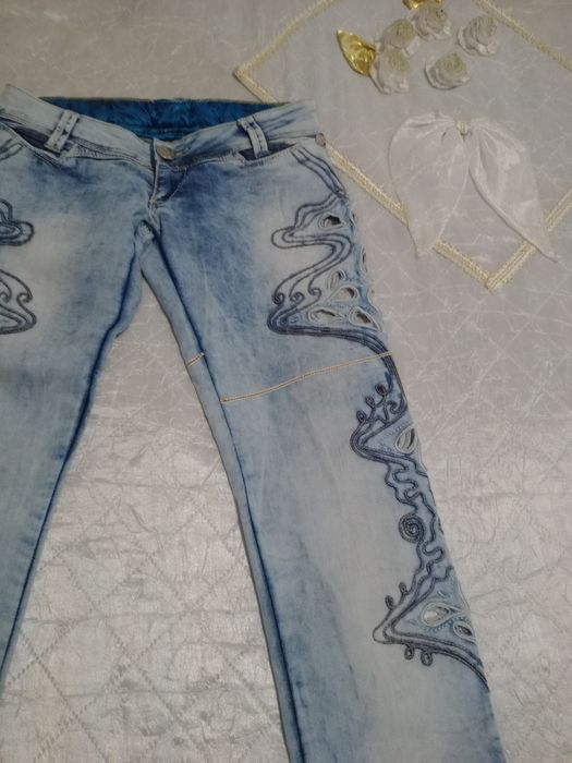 Дамски дънки  с бродерия