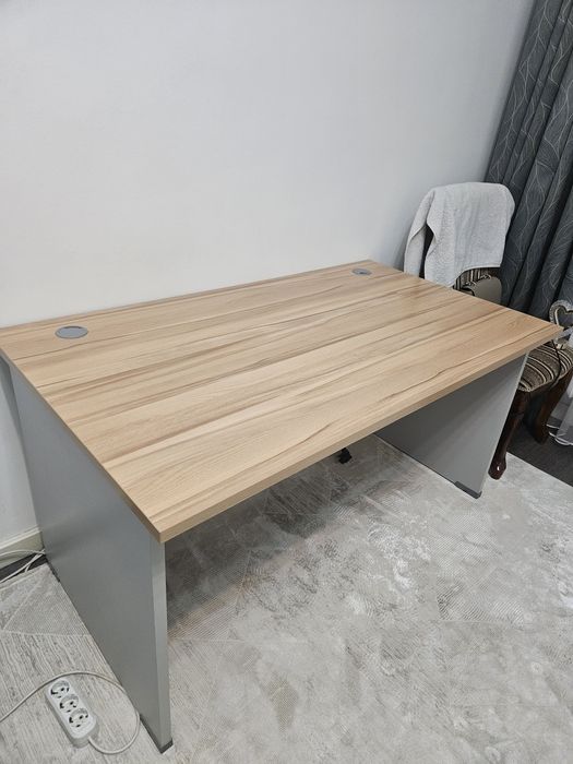 Письменный стол в комнату