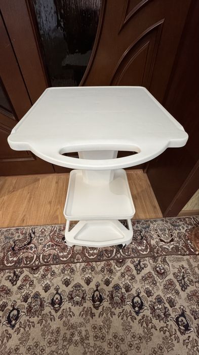 Kosmetologik yordamchi tumba gildiraklik.Тележка медицинская косметоло