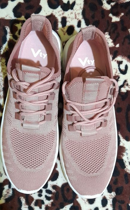 Vând urgent adidasi