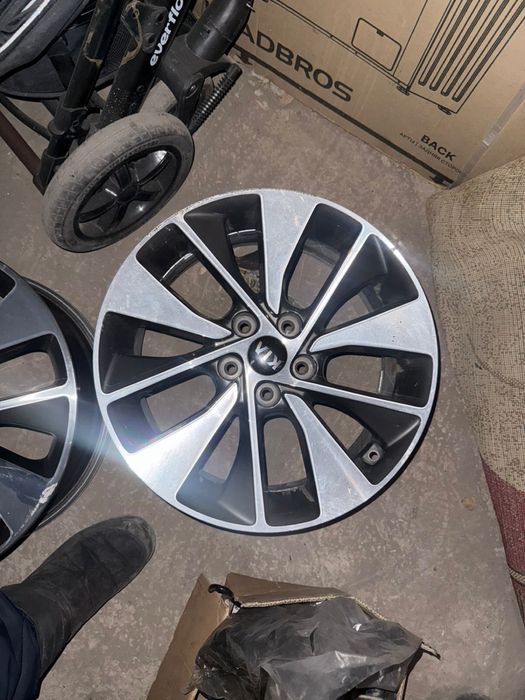 Диски R18.   киа