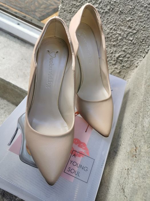 Обувки с висок ток бежови