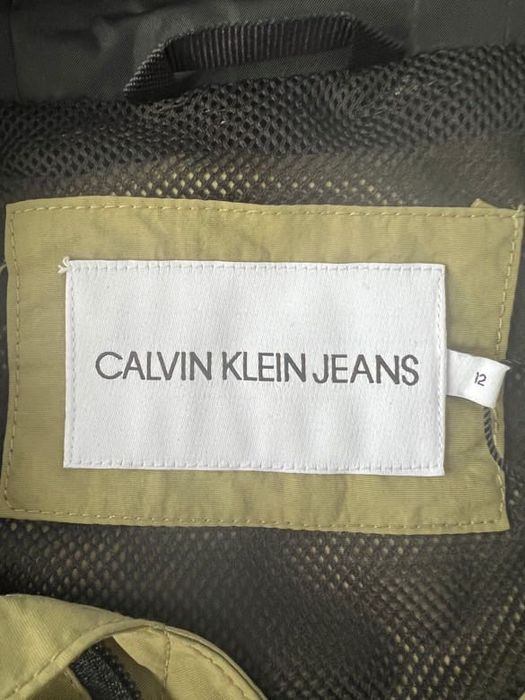 Продавам ветровка на calvin klein за дете до 12години!якето е за момче