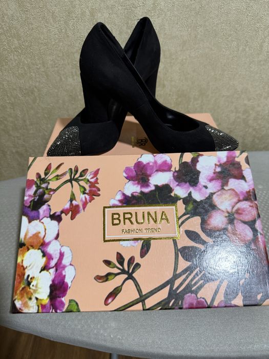 Замшевые туфли на каблуке